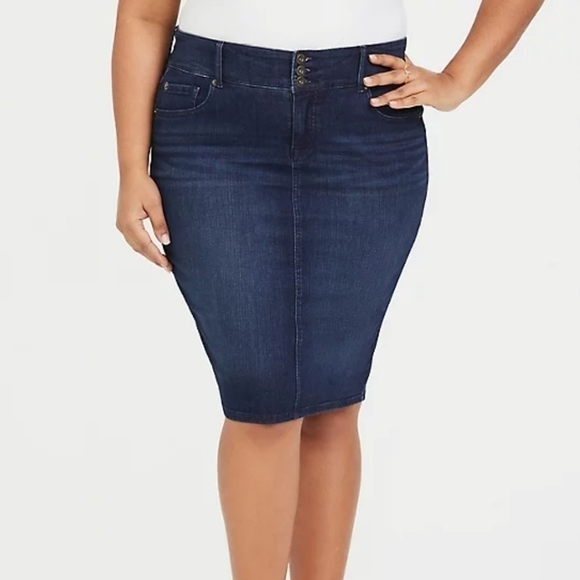 24 • Torrid • Denim Mini Skirt Premium Medium Wash - Picture 2 of 4